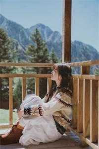 故人归尘土，新燕入画梁精彩