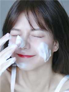 女总裁将五百万奖金颁给实习生后，我直接让公司破产火爆小说